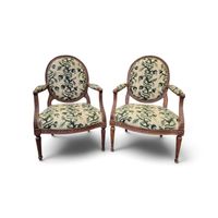 Réunion de deux fauteuils en bois mouluré et sculpté.