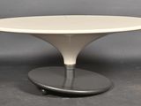 une image représentant une table blanche avec un piètement noir