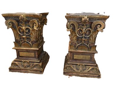 Belle paire de socles en bois peint et doré. Riche décor scu…