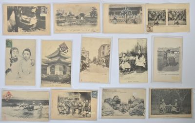 Plusieurs vieilles photos de personnes sont accrochées au mur