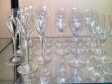 de nombreux verres à vin posés sur une table en verre