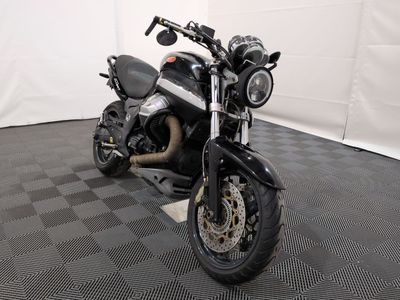 une moto garée sur un sol à damier noir et blanc