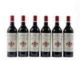 six bouteilles de vin rouge sont alignées sur une surface blanche