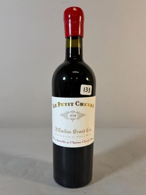 une bouteille de vin posée sur une table