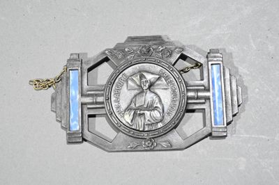 une médaille en argent sur laquelle est représenté Jésus