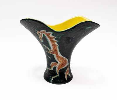 vase noir et jaune orné d'un motif représentant un cheval