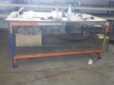 un établi dans un garage, sur lequel sont posés de nombreux outils