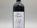la bouteille de vin rouge est posée sur une surface blanche