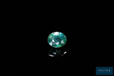 gros plan d'un diamant vert sur une surface noire