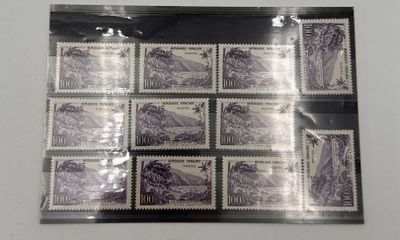 un gros plan sur une feuille de timbres posée sur une table