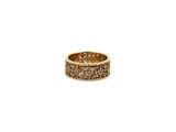 gros plan d'une bague en or sur fond blanc