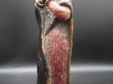 une statue ancienne d'une femme tenant un bébé dans ses bras