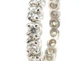 gros plan d'une bague en diamant sur une surface blanche