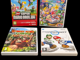 trois jeux Nintendo Wii posés les uns à côté des autres sur une surface noire