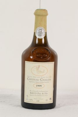une bouteille de vin posée sur une table