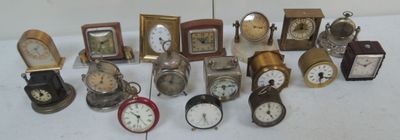 de nombreux types d'horloges posées sur une table