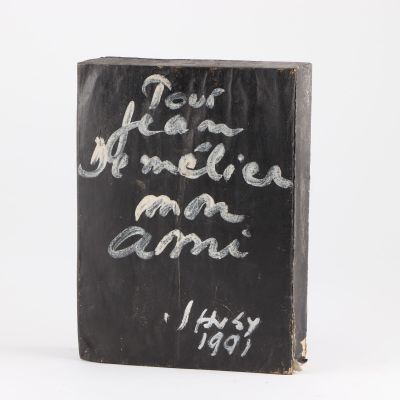 un vieux livre écrit posé sur une table