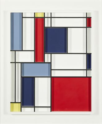 une peinture représentant un motif géométrique rouge, bleu, jaune et noir