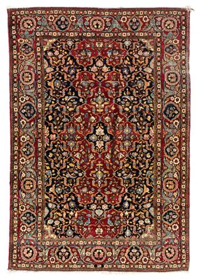 un tapis rouge et noir orné d'un motif floral