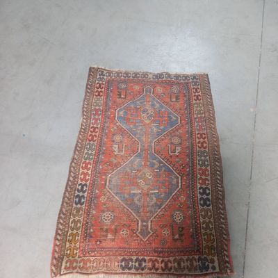 tapis posé à même le sol dans une pièce au sol blanc