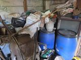 un tas d'ordures dans un coin d'une pièce