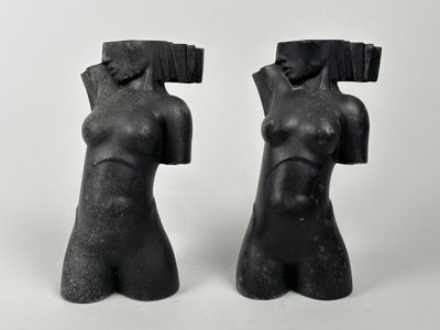 MARCO (XXe-XXIe siècle). Paire de serre-livres en résine noi…