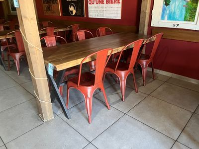 des tables et des chaises dans un restaurant avec des affiches aux murs