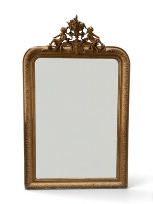 une image d'un miroir encadré d'or sur un fond blanc