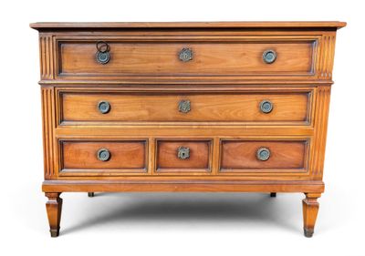 une commode ancienne comportant quatre tiroirs de chaque côté