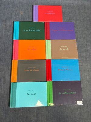 plusieurs livres sont empilés sur une table