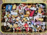 un bac vert rempli de jouets divers posés sur une table