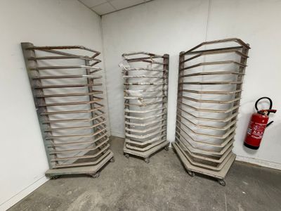trois piles de rayonnages métalliques dans une pièce équipée d'un extincteur