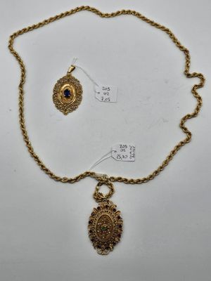 un ensemble composé d'un collier et de boucles d'oreilles en or, orné d'une pierre bleue