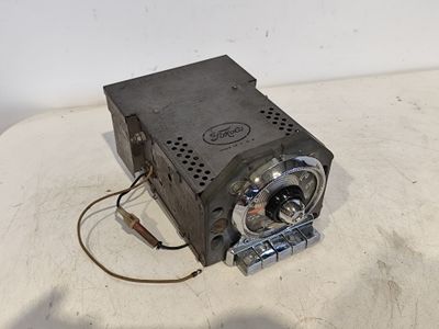 une vieille radio posée sur une table, avec un fil