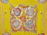 une image représentant une nappe jaune ornée d'un motif de poissons