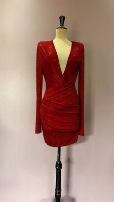 une robe rouge sur un présentoir à mannequin, avec un mannequin