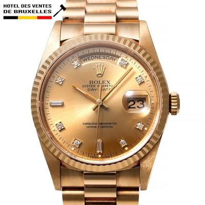 La montre Rolex en or est sertie de diamants sur le cadran.