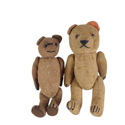 deux oursons debout l'un à côté de l'autre sur une surface blanche