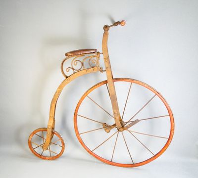 un vélo à l'ancienne posé sur une surface blanche