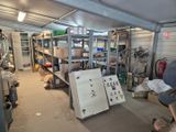 une photo d'un garage avec un réfrigérateur et d'autres objets