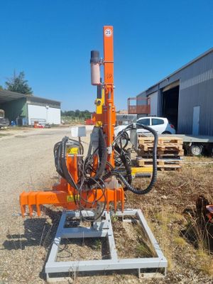 une machine posée sur le sol devant un bâtiment