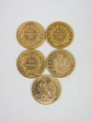 six types différents de pièces d'or sur une surface blanche