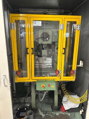 une machine qui se trouve à l'intérieur d'un bâtiment