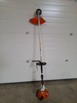 une photo d'une débroussailleuse dans un garage