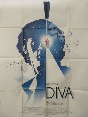 une vieille affiche de cinéma représentant un homme tenant un couteau à la main