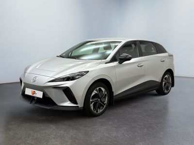 Une Toyota C-HR blanche est garée dans une grande pièce