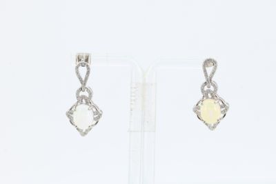 paire de boucles d'oreilles en opalite et diamants sur fond blanc