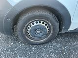 un gros plan sur un pneu crevé de voiture
