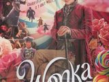 L'affiche du film « Wonka » est posée sur une table.