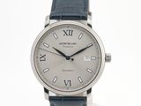 une montre-bracelet en argent avec des chiffres romains